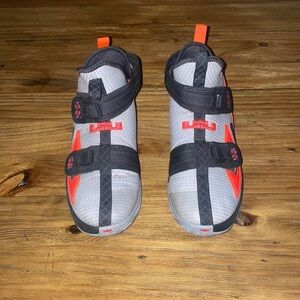 Size 6.5Y LeBron Soldier 13 Flyease GS 'Light Smoke Grey Crimson